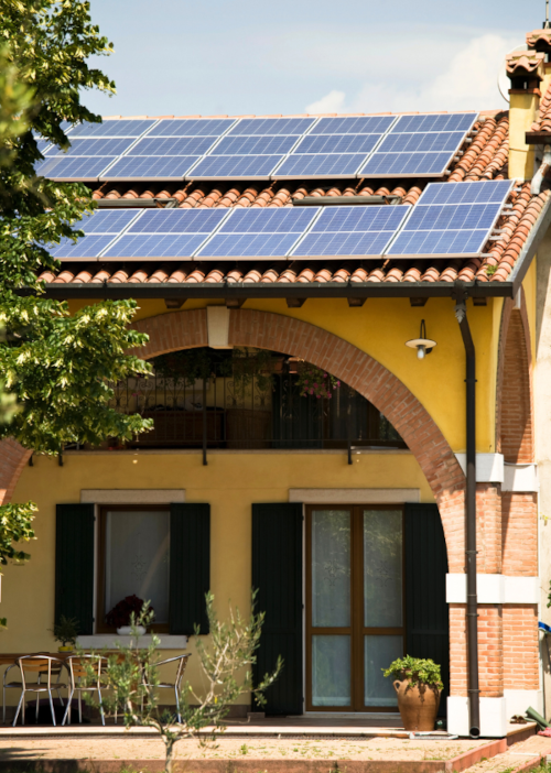 pannelli solari su tetto di una casa